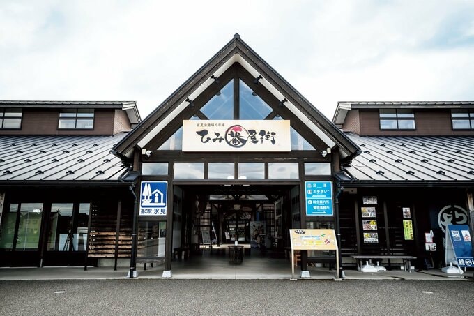 道の駅の建物は、漁師が漁場の近くに作る作業小屋「番屋」をイメージ。番屋の雰囲気の中で買い物が楽しめる