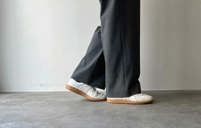 白スニーカーの着こなし