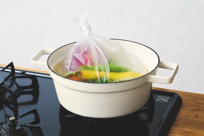 湯せん調理ができるポリエチレン袋を使用して湯煎調理