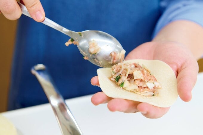 ギョーザの皮に具材をのせる