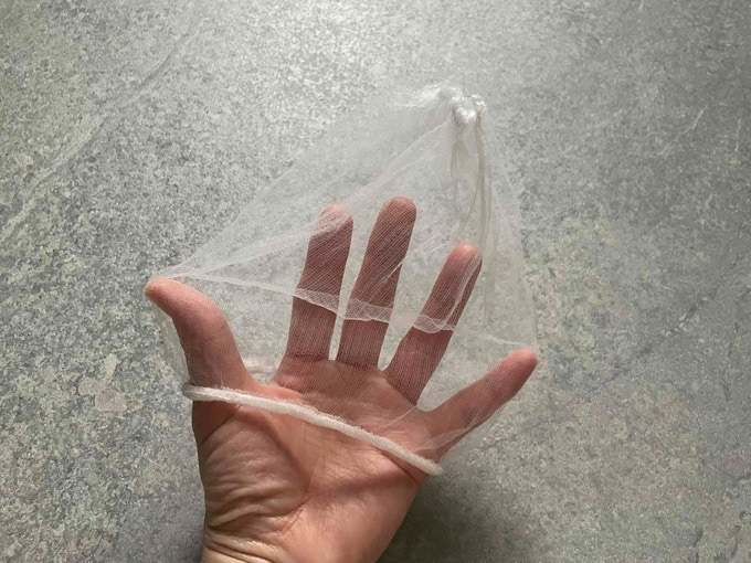 ネットを手で広げている写真