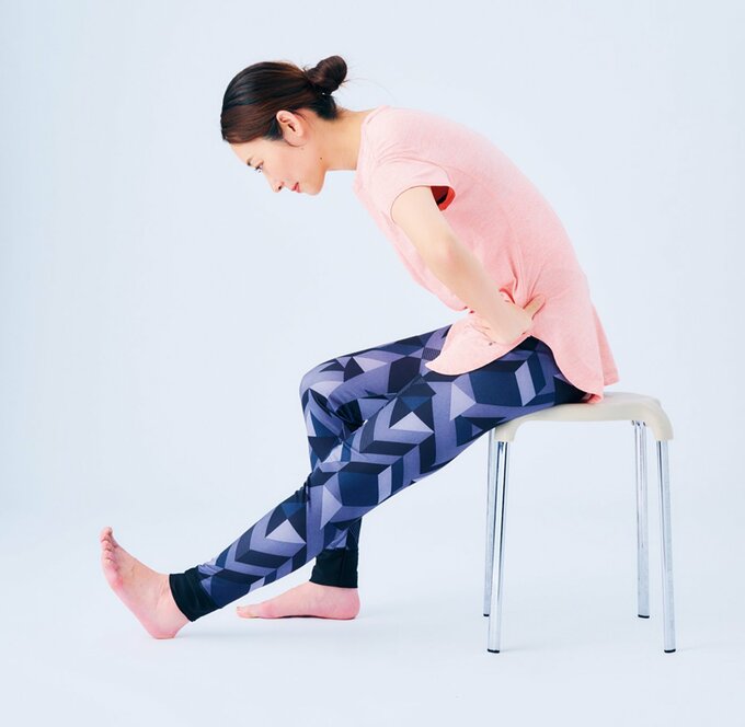 背中が丸くなってしまう女性