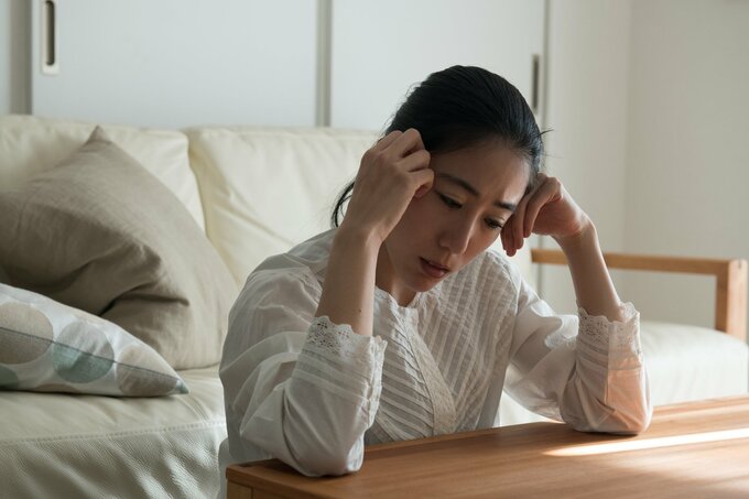 落ち込む女性