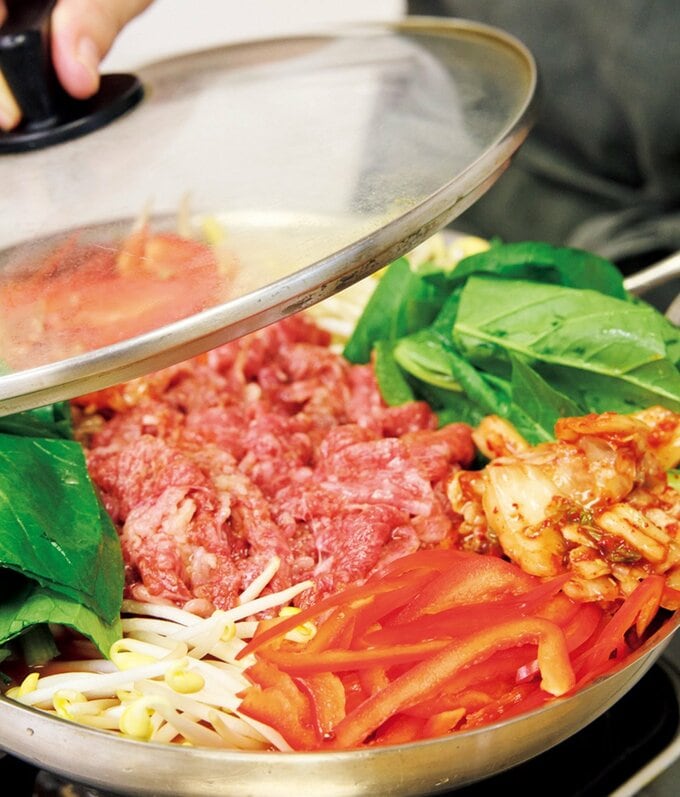 フライパンにフタをする様子