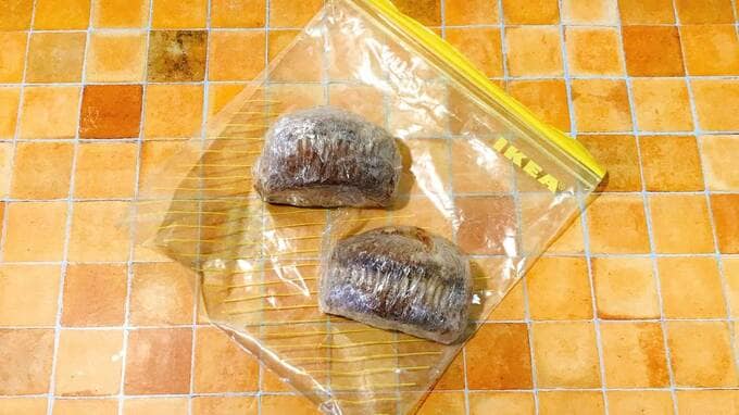 保存袋に入っているラップで包んだマフィン