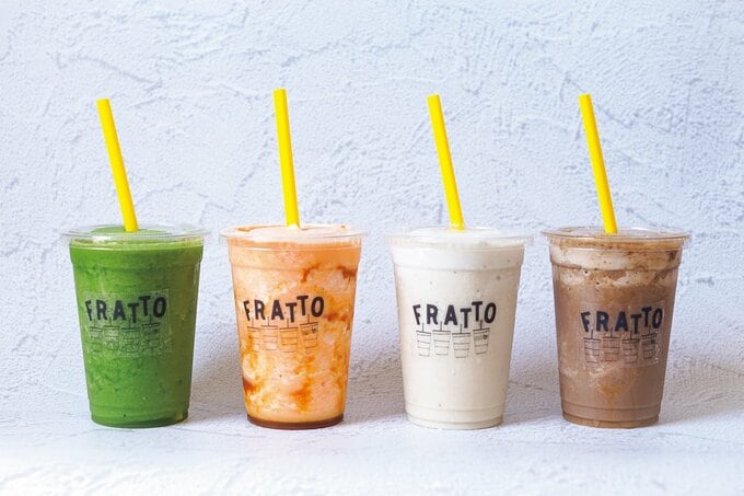 4杯の種類の違うカラフルなスムージー