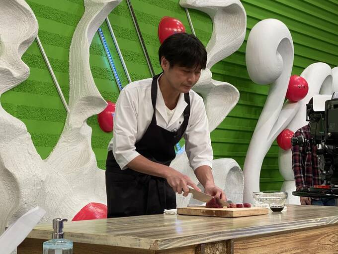 食材を切っている男性