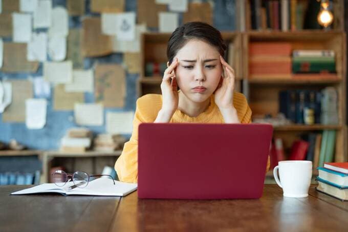 パソコンの前に女性