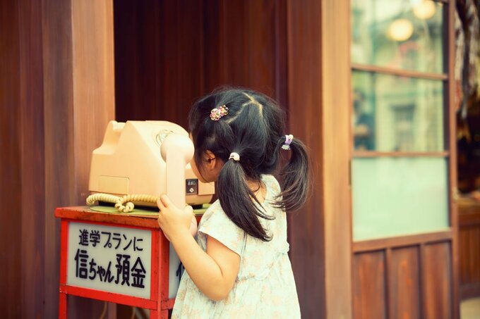 ピンクの電話と子ども