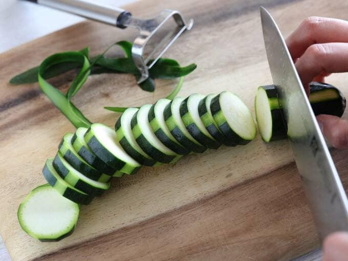 ズッキーニを輪切り