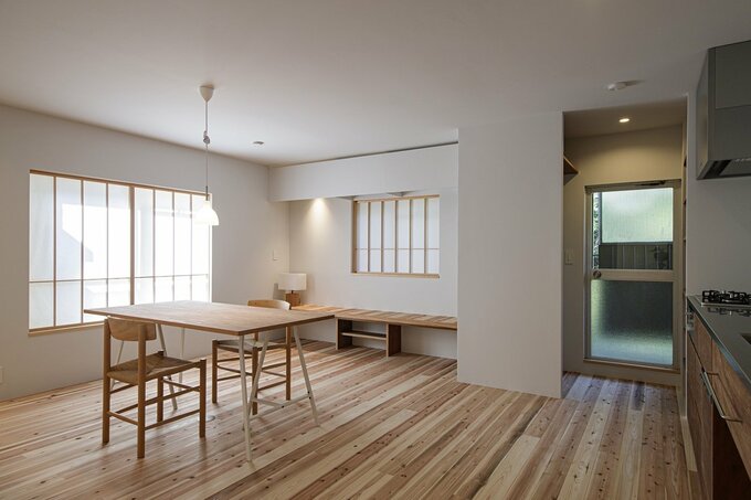 キッチンと冷蔵庫の様子