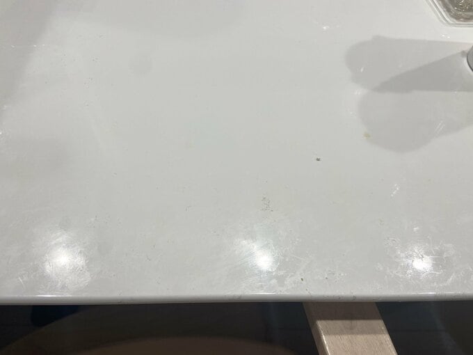 汚れているテーブル