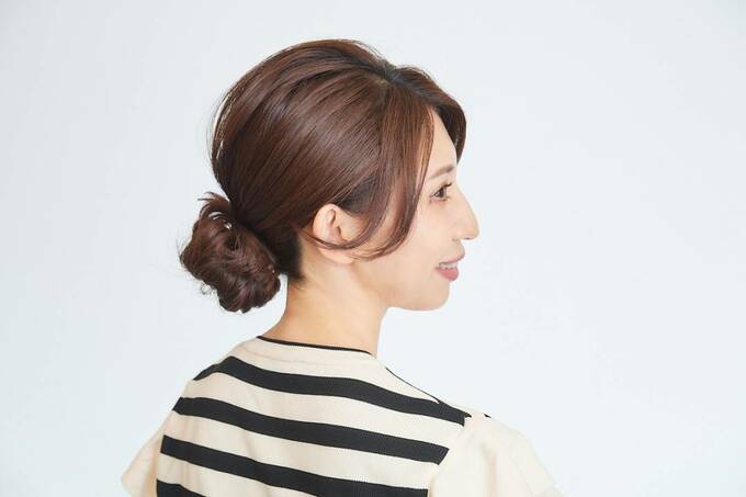 低めのお団子ヘアの女性