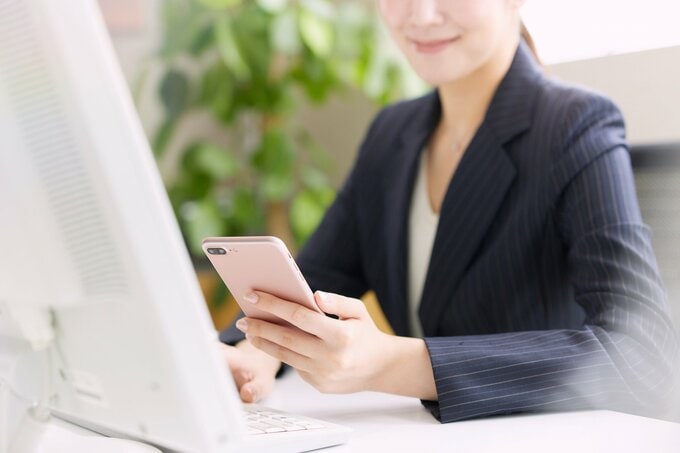 メールを打つ女性