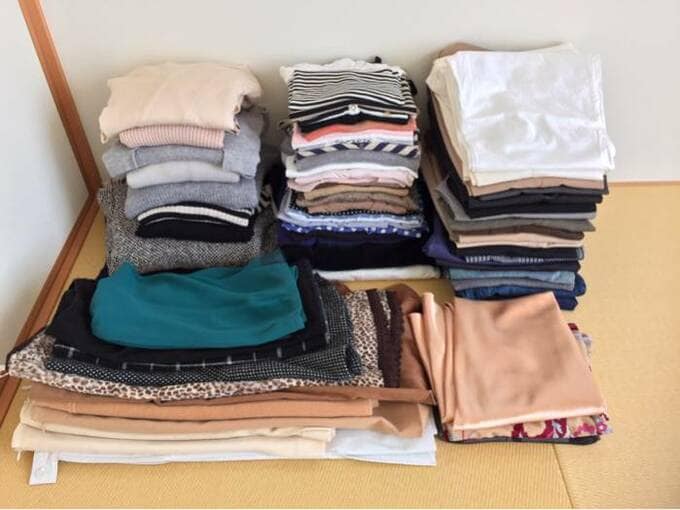 たたまれているたくさんの服