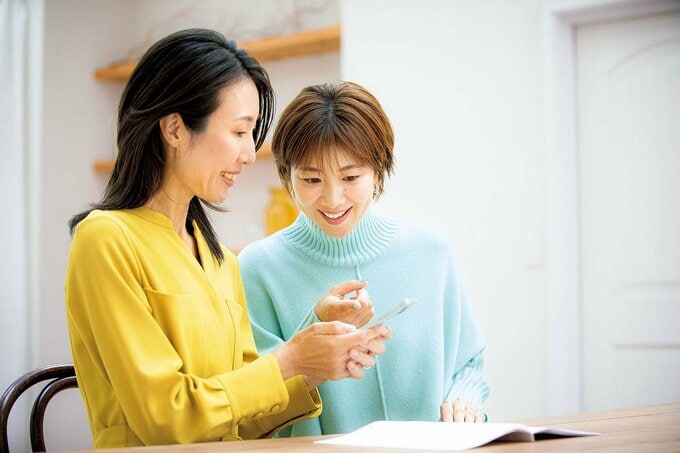 スマホを見るまりさんと潮田さん