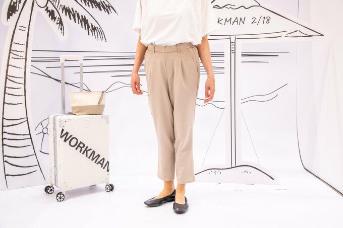 ベージュのパンツを身に着けた画像。
