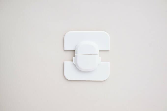 100円ショップで購入できる冷蔵庫用ドアストッパー