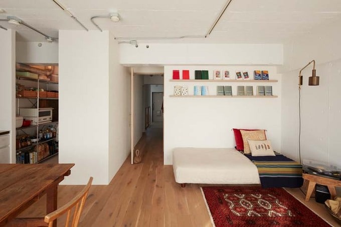 リビング壁面の本棚には2冊ずつ同じ本が並ぶ