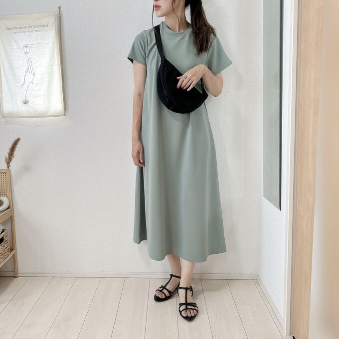 エンボス加工半袖マキシワンピース着用