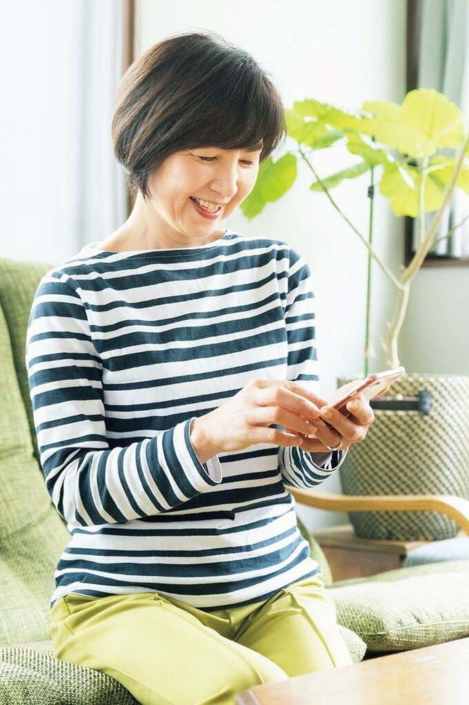 スマホにメモする井田さん