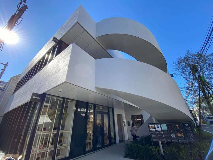 表参道でも閑静なエリアの路面店