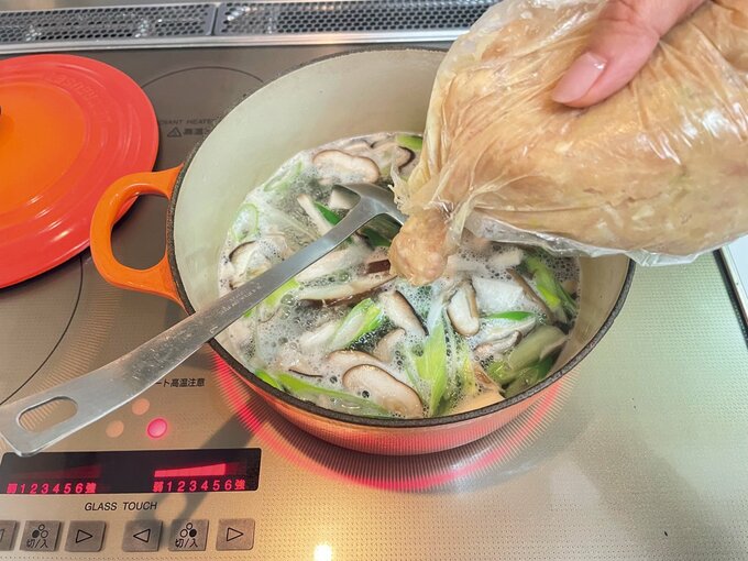 鍋に肉団子のタネを入れる
