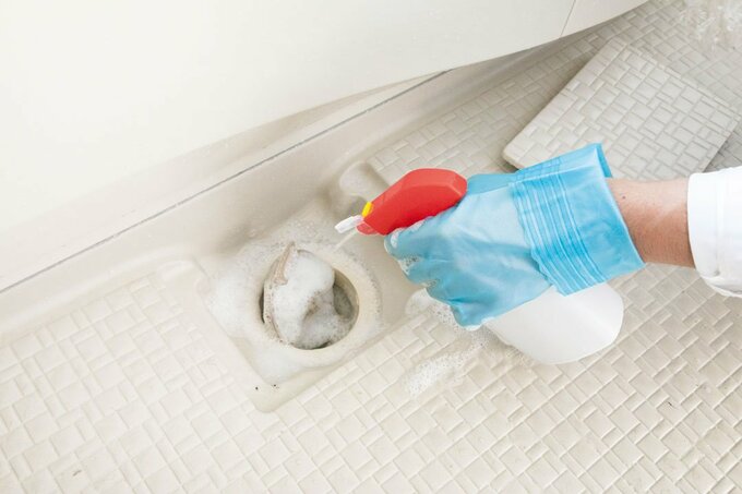 排水口に漂白剤をかけている様子