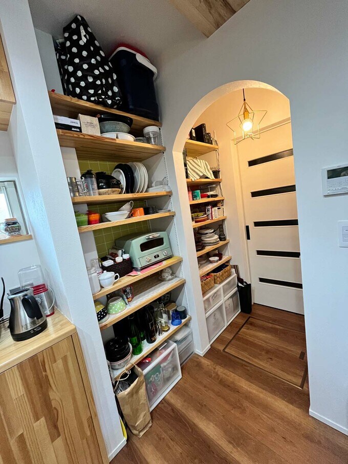 キッチンとパントリーの造作棚