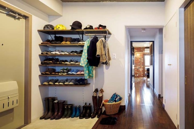 靴はオープンラックにディスプレイするように収納