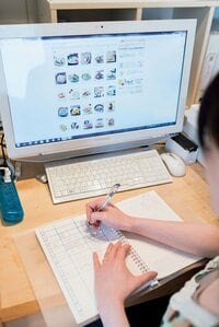 パソコンや料理本でレシピを調べながら、献立を決めます。