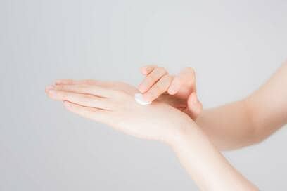 手荒れにはとにかくハンドクリーム。爪に塗るときは下から上へ