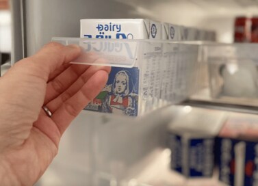 冷蔵庫の収納ボックスがセリア一択な理由。半透明・取っ手つき・奥行きありがいい