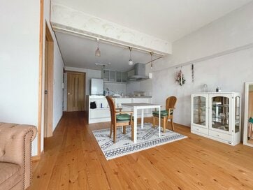 53歳で中古マンションを購入してひとり暮らし。30年ものの家具を白く塗り、憧れの部屋に