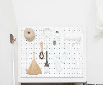 有孔ボードやS字フックをフル活用！階段下や死角の壁を便利な収納スペースに！