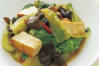 チンゲンサイと厚揚げでつくる「中華風炒め煮」。とろ～り食感がやみつきなボリュームおかず