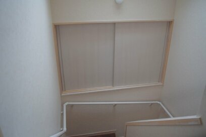 ハウスメーカーで家づくり、階段途中の収納が「2階まで行かずに出し入れOK」で超絶便利