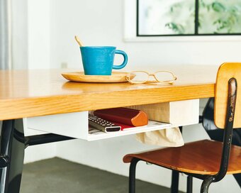 リビングの「山崎実業」グッズ活用例。テーブルが片づき、生活感が消える