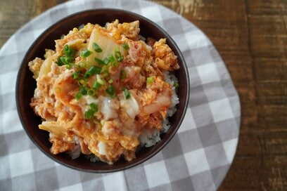 キムチ×まろやか卵が相性抜群！レンジで簡単「豚たまキムチ丼」レシピ。忙しい日のごはんにぴったり