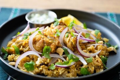 炊飯器で！夏にぴったり「エスニック炊き込みご飯」レシピ。超簡単ヨーグルトソースで異国気分