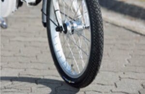 パンクに強いタイヤだからデコボコ道も安心