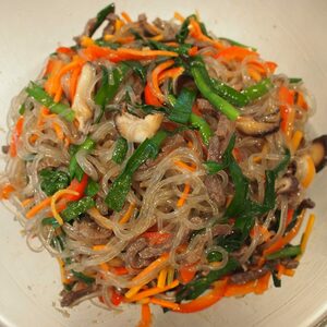 好みでパクチーや糸唐辛子をトッピング