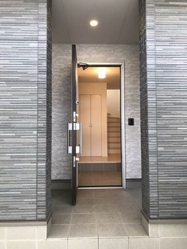 離婚が理由で売りに出された家のアプローチ