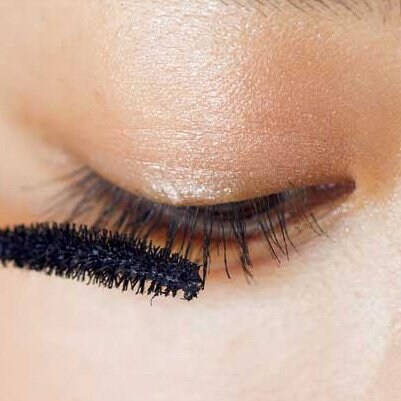 マスカラを塗る