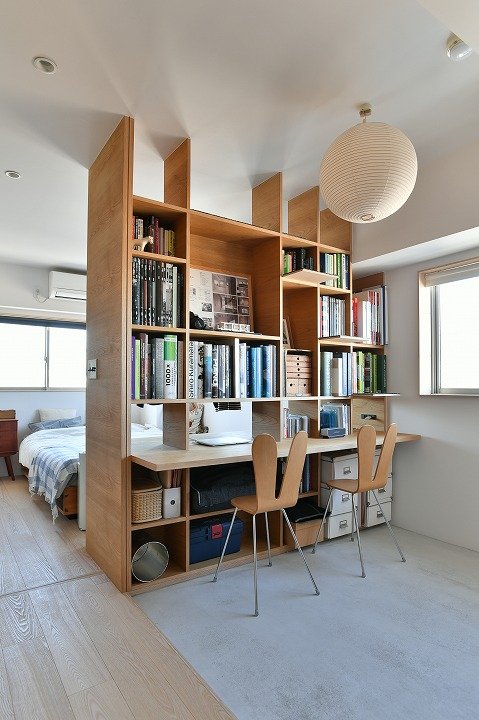 寝室兼書斎のゆるい仕切り棚