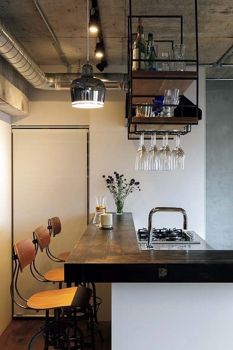 厚みある木材でつくったL字型カウンター