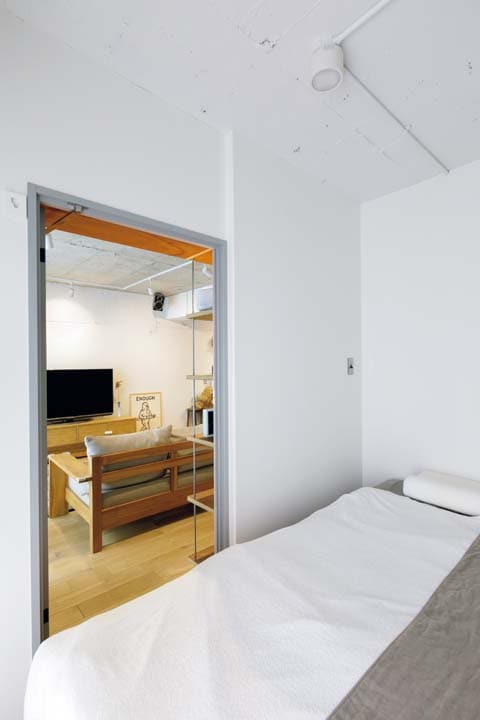 寝室から見たリビング