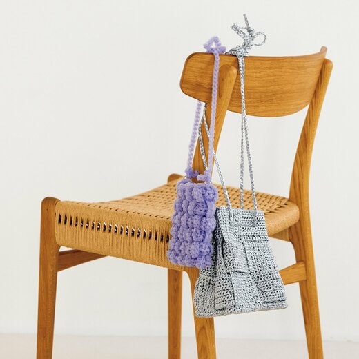 椅子に掛かった編み物