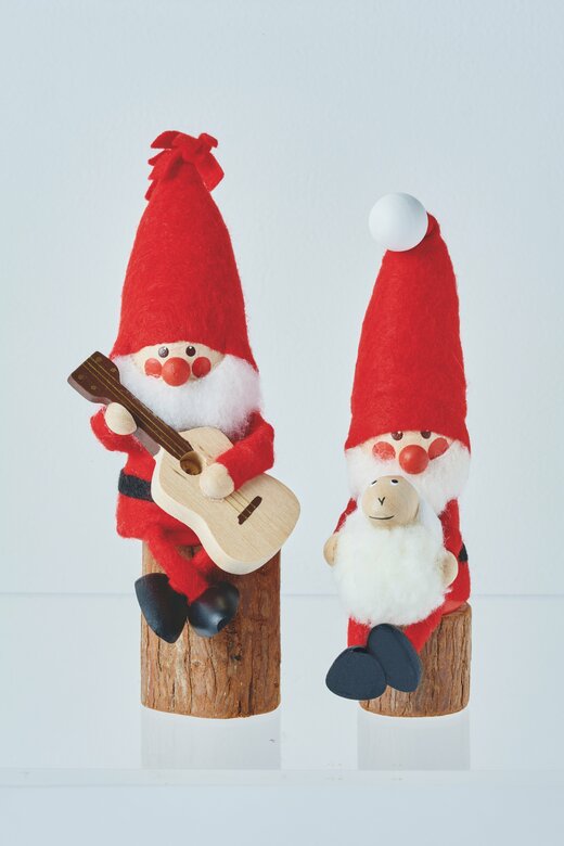 ギターを弾くサンタと羊を抱えるサンタ