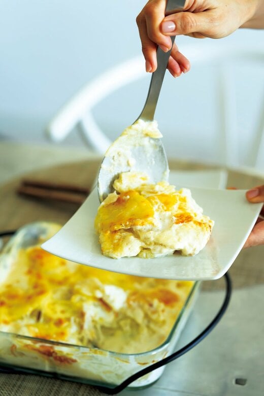 ポテトグラタンを皿によそう様子